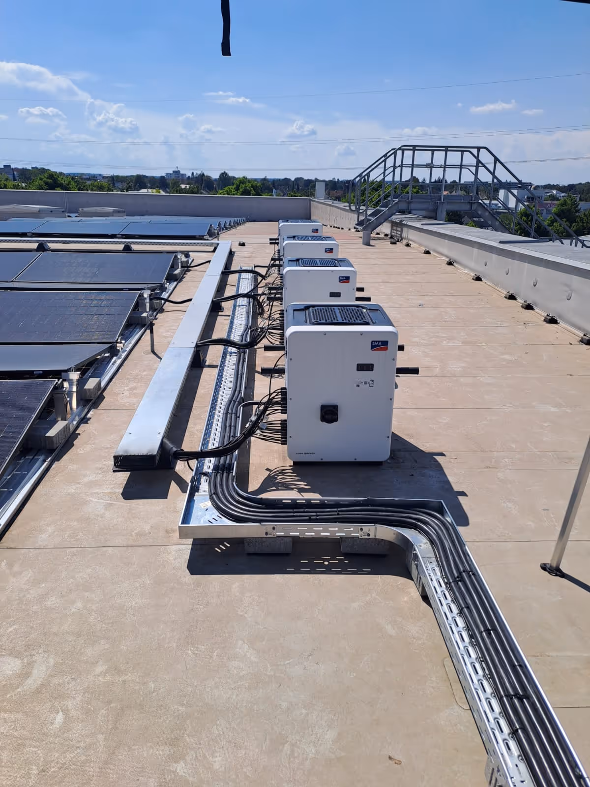 Dach der Messe Augsburg mit Boxen