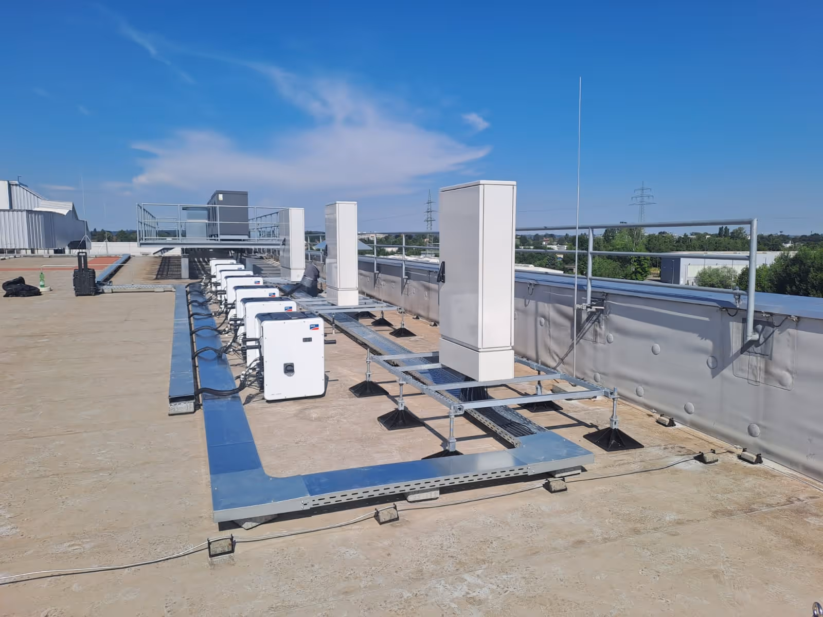 Dach der Messe Augsburg mit Boxen